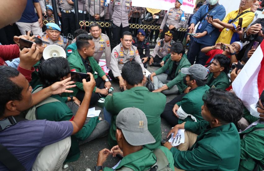 Momen Kapolda Sumut Whisnu Hermawan Temui Massa Demo Mahasiswa dan Ojol