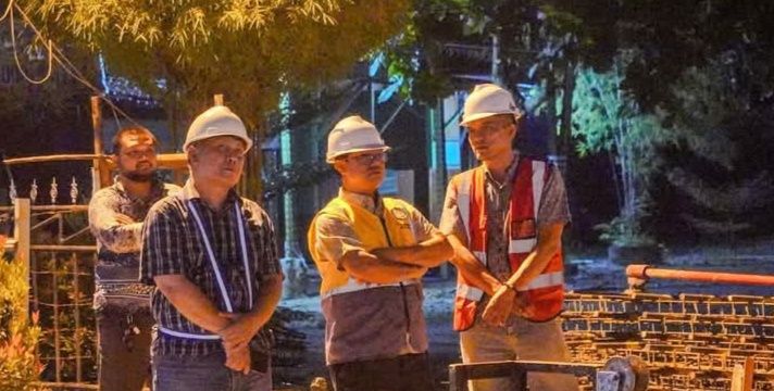 Plt Kadis SDABMBK Gibson Panjaitan Tinjau Langsung Perbaikan Jalan Pantai Harapan,Medan Sunggal