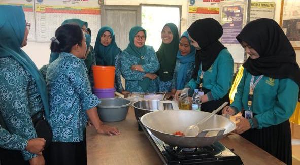 Mahasiswa KKNT UNA Edukasi UMKM, Pentingnya Rasa dan Kemasan Terhadap Nilai Jual Produk Olahan
