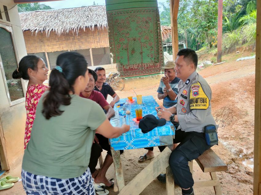 Bhabinkamtibmas Desa Bukit Selamat Sambangi Warga
