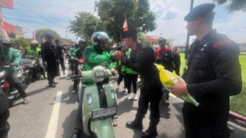 Brimob Polda Sumut Bagikan 1.000 Karung Beras kepada Driver Ojol