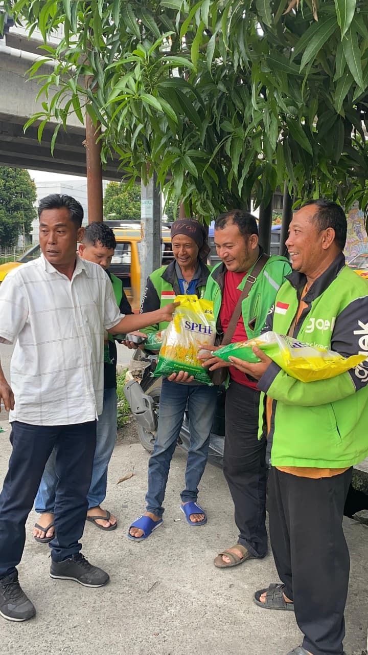 Wujud Kepedulian, Posmetro Medan dan Polda Sumut Berbagi Berkah dengan Driver Ojol dan Warga