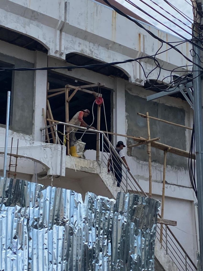 Pekerja Renovasi dan Pembangunan PN Medan Tanpa Alat Pelindung Diri