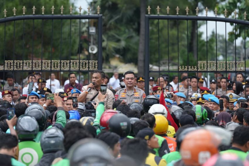 Momen Kapolda Sumut Whisnu Hermawan Temui Massa Demo Mahasiswa dan Ojol