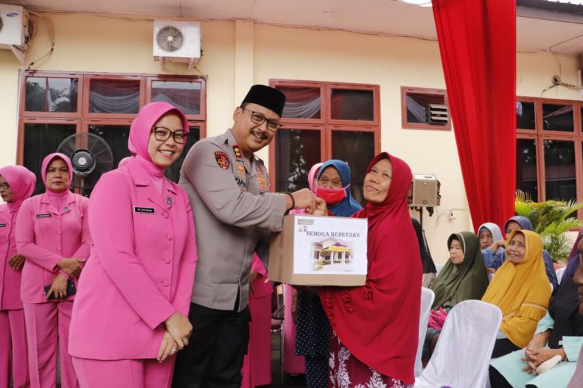 Kapolres Langkat dan Bhayangkari Salurkan 150 Paket Sembako untuk Bilal Mayit, Penggali Kubur dan Kaum Duafa