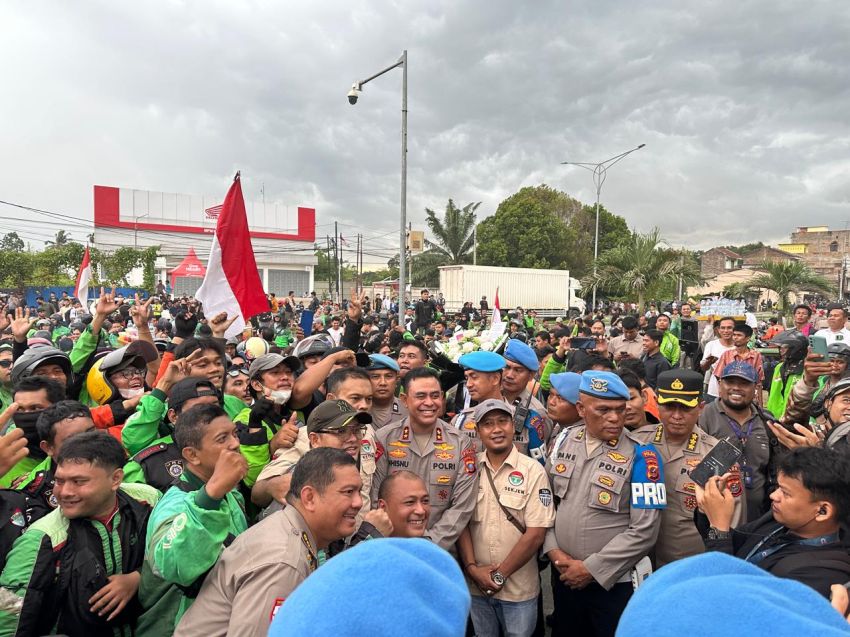 Momen Kapolda Sumut Whisnu Hermawan Temui Massa Demo Mahasiswa dan Ojol