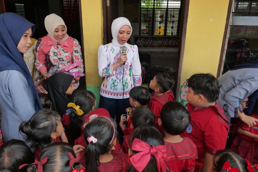 Sembari Bermain di TK Percontohan,  Ny Hj Aini Zetara Adlin Tambunan Beri Edukasi Kesehatan