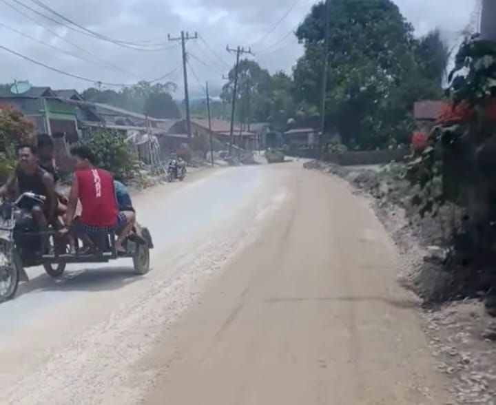 Perbaikan Jalan Onan Ganjang-Pakkat Provinsi Sumut, Buat Warga Resah karena Debu Berterbangan Kemana mana