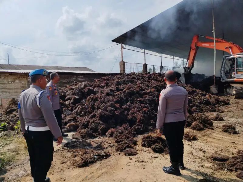 Polsek Perbaungan  Gerak Cepat Jaga Kondusifitas saat Gudang Jangkos Terbakar