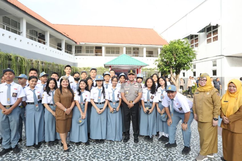 Kapolda Sumut Jadi Inspektur Upacara, Motivasi Siswa SMA Negeri 1 Medan