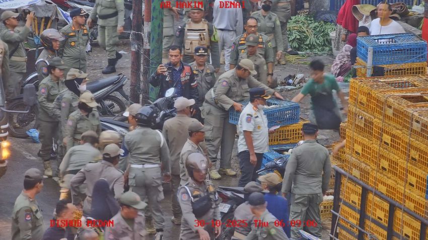 PKL Kocar-Kacir! Satpol PP Medan Bongkar Lapak di Pajak Sukaramai