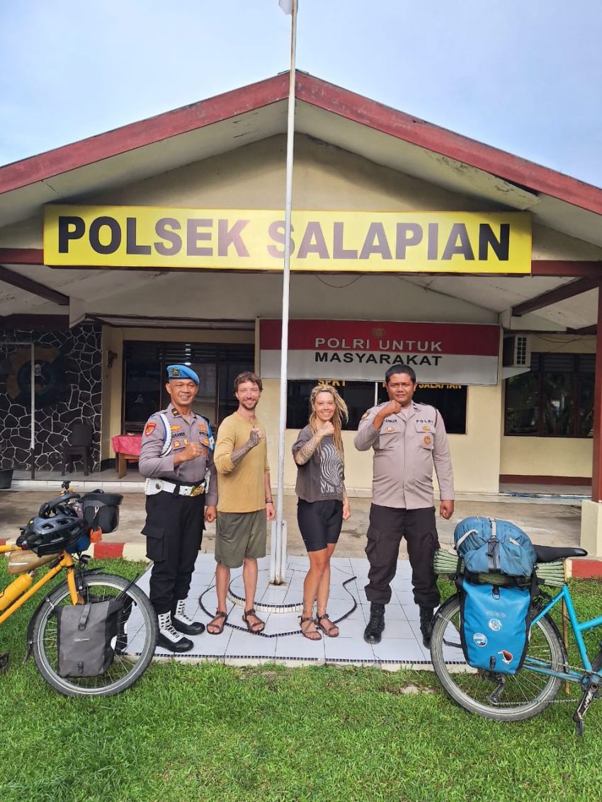 Naik Sepeda, Dua Turis asal Jerman Menginap di Polsek Salapian Langkat