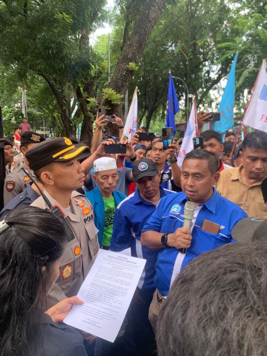 Ratusan Buruh Geruduk DPRD Sumut, Polisi Pastikan Aksi Berjalan Kondusif