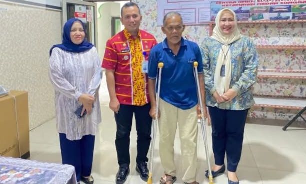 Dinas Sosial Medan Khoiruddin Rangkuti Salurkan Alat Bantu Bagi Penyandang Disabilitas