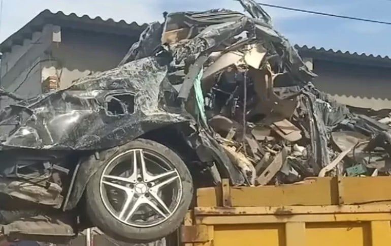 Reruntuhan Bangunan Timbun Mobil Mercy Diduga Milik Pengasuh Ponpes Al Khoziny Seharga Rp1 Miliar Lebih