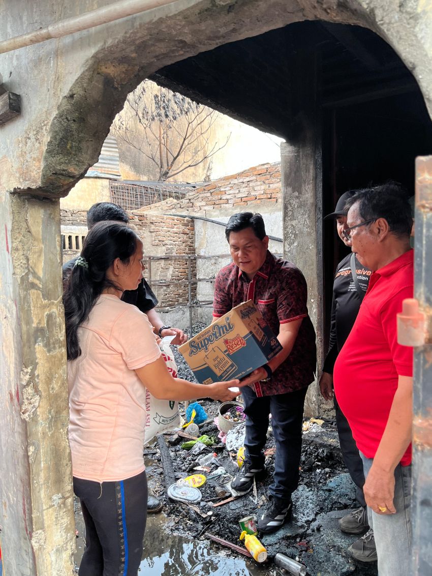 Anggota DPRD Medan Jusup Ginting  Berikan Tali Asih pada Monalisa Sitepu Korban Kebakaran