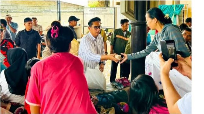 Walikota  Rico Waas Salurkan Bantuan Logistik untuk Pengungsi Banjir