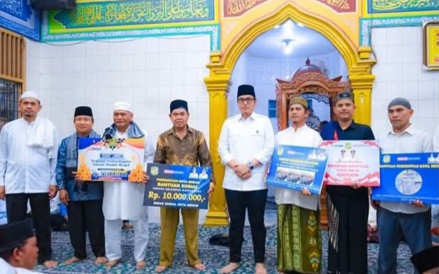 Safari di Masjid Tsamaratul Iman, Rico Waas Jemput Aspirasi Masyarakat dan Salurkan Bantuan
