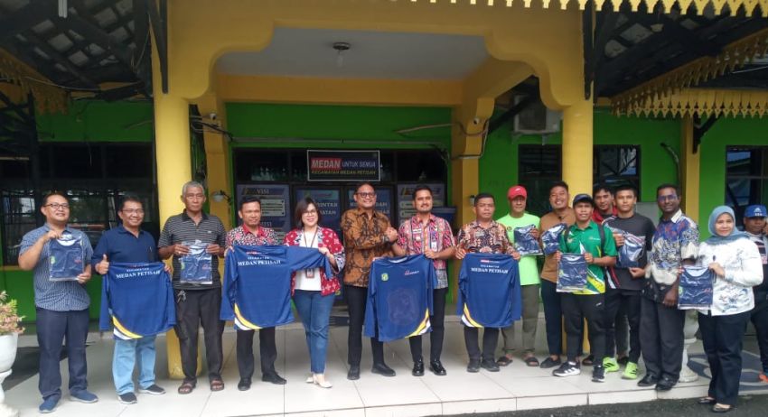 PT.Bank Sumut KCP Medan Petisah ,Ahmad Zaidan Harahap Berikan Kaos Kepada Atlet Kecamatan Medan Petisah