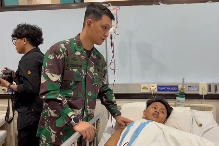 Pertaruhan Nyawa Dokter Aaron Merayap 10 Meter Amputasi Nur Ahmad di Reruntuhan Ponpes