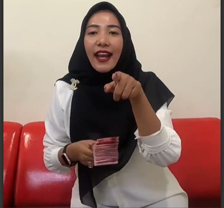 Viral! Honorer Kecamatan di Deli Serdang Pamer Uang Tunai, Publik Geram