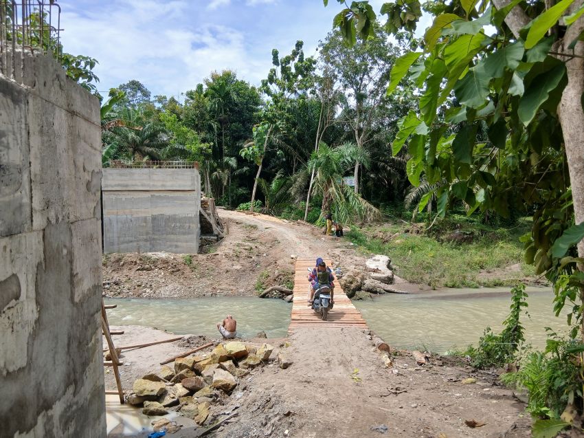 Warga Sei Silau Tua Bangun Jembatan Sendiri, Protes Sikap Cuek Rekanan Proyek