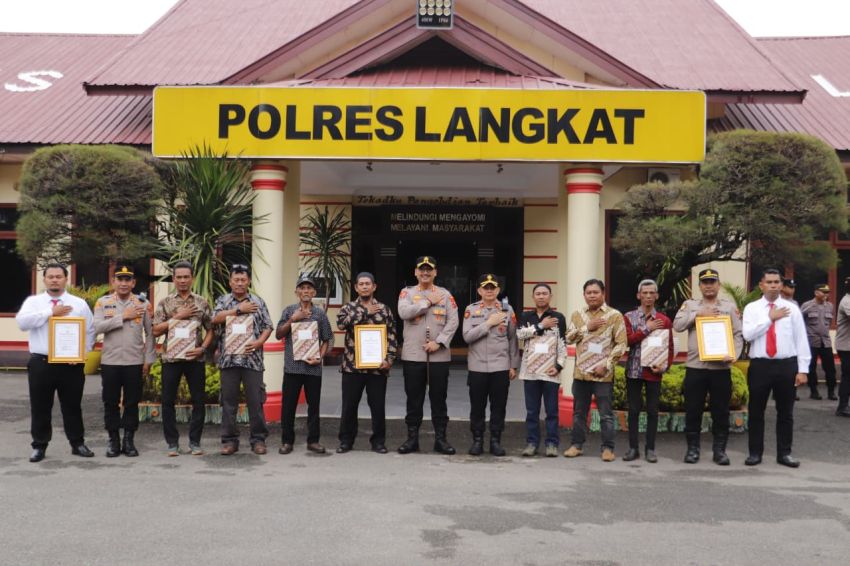 Kapolres Langkat Berikan 17 Piagam Penghargaan ke Polsek, Prajurit TNI dan Warga