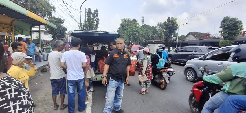 GRIB Jaya Medan Bagikan 500 Nasi Kotak dan Sediakan Prasmanan Gratis di Kantornya