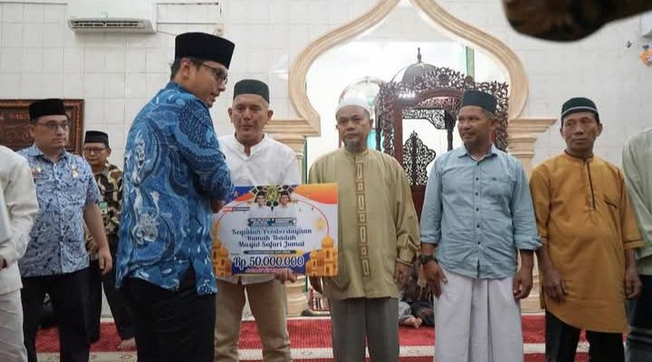 Wali Kota Rico Waas Bantu Masjid Al-Ikhwan  Rp 50 Juta