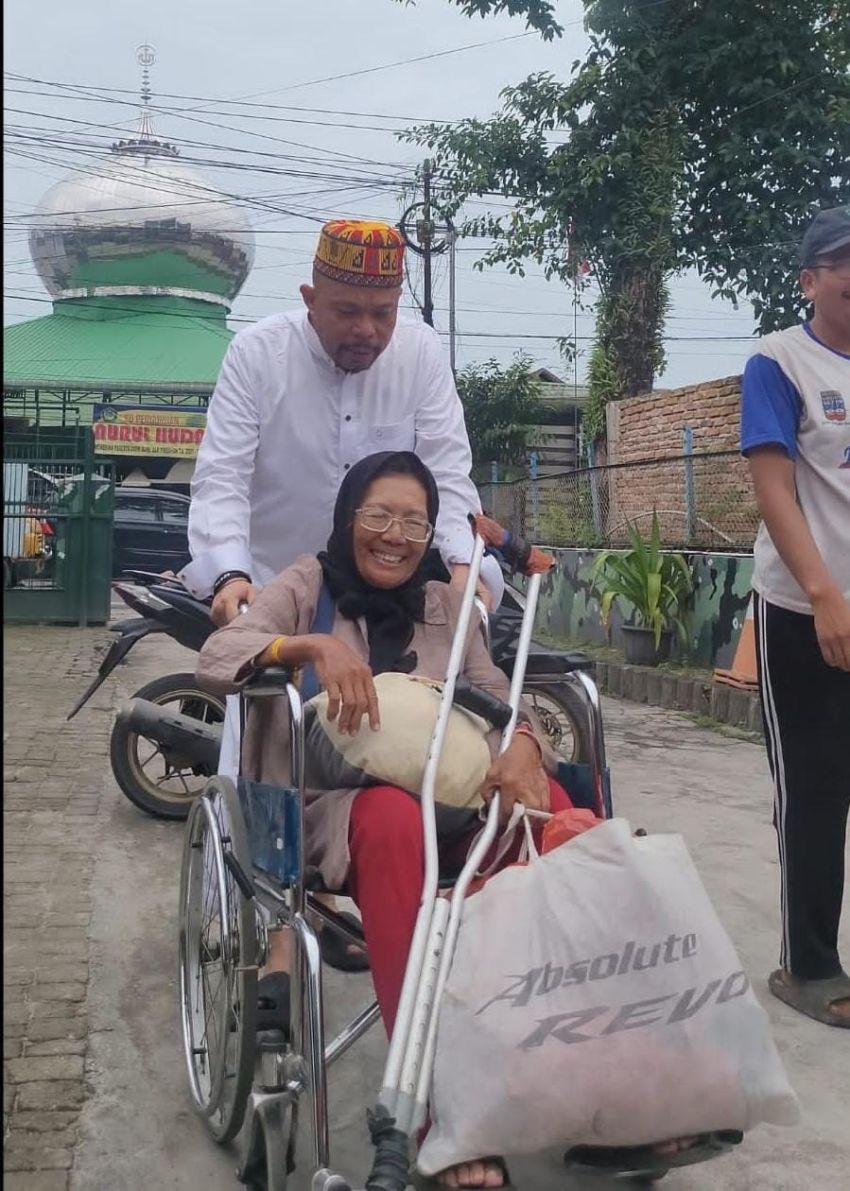 Momen Haru di Jumat Berkah GRIB Jaya Medan, Ibu Penderita Stroke Disambut Hangat untuk Makan Siang Gratis