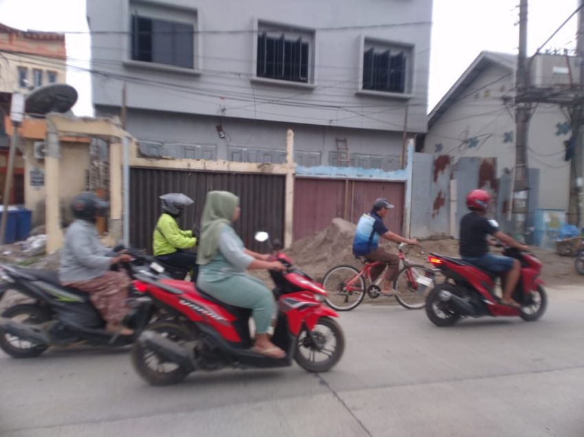 Material Bangunan Dilamparkan Sembarangan, Ibu dan Anak Terjatuh di Jalan Karya Jaya