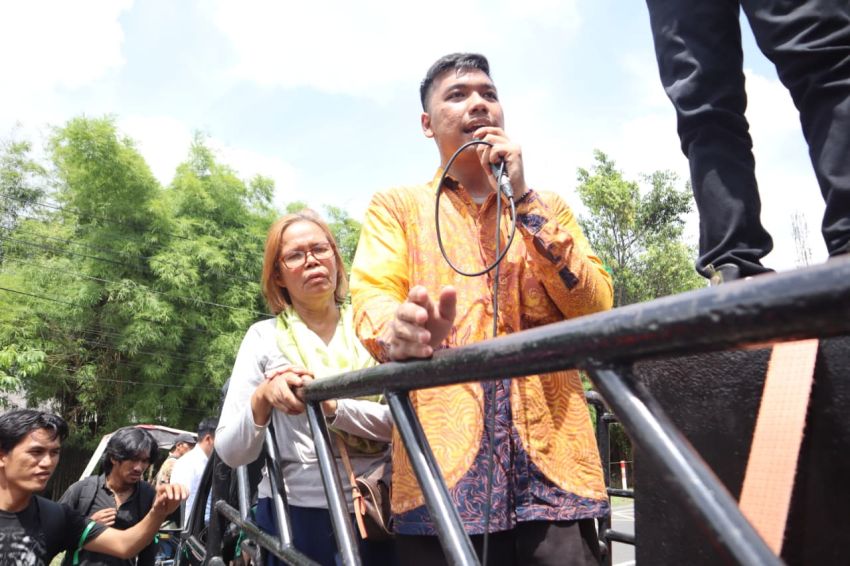 Di Tengah Demo HPSU di Polrestabes Medan,  Istri Korban Penganiayaan Pingsan