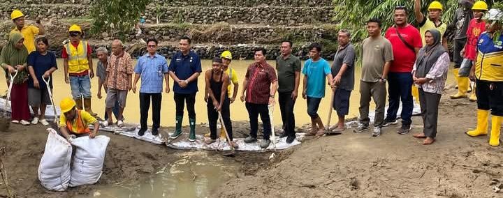 Dinas SDABMBK dan DPRD Ikuti Gotong Royong Rehabilitasi Tanggul Sungai