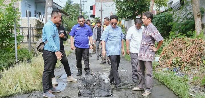 Plt Dinas SDABMBK Gibson Panjaitan Tinjau Normalisasi Drainase Jalan Bajak II,Medan Amplas