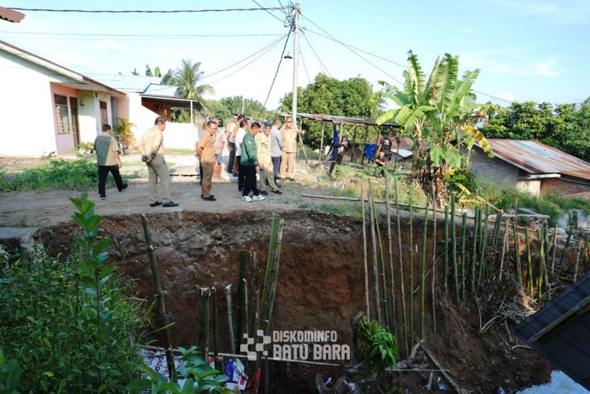 Bupati Batu Bara Tinjau Lokasi Tanah Longsor di Kecamatan Lima Puluh