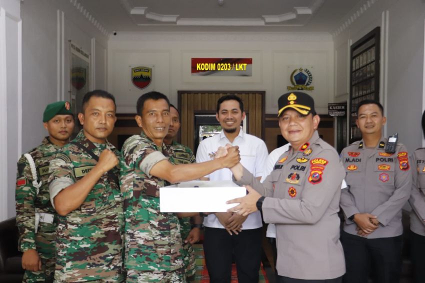 HUT TNI ke-80, Polres Langkat Berikan Kue Ulang Tahun Serentak