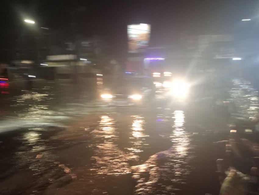 Hujan Landa Medan, Jalan Yos Sudarso Simpang Kantor Tergenang Air, Warga Keluhkan Kinerja Pemerintah