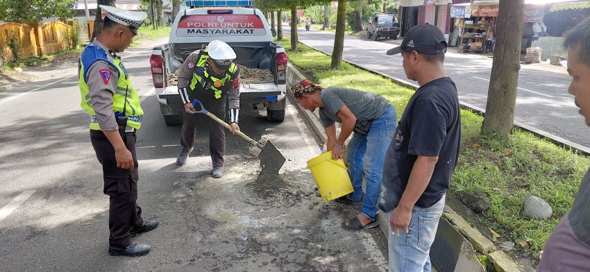 Personel Satlantas Polres Langkat Tambal Jalan Berlubang Demi Keselamatan Pengguna Jalan