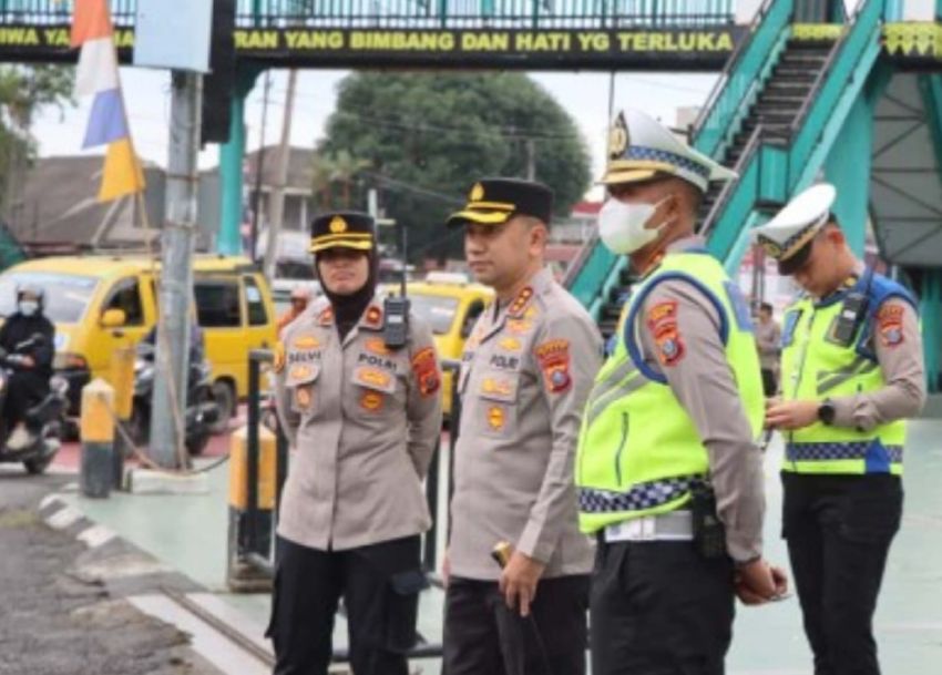 Kombes Jean Calvijn Tinjau Pengaturan Lalu Lintas di Simpang Masjid Raya