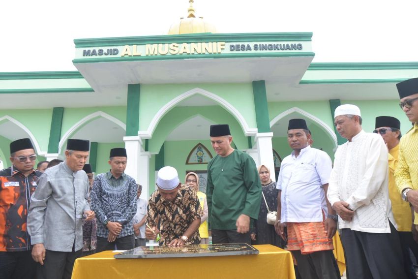 Resmikan Dua Masjid di Madina, Ijeck Kenang Kali Pertama Datang Bersama Almarhum Haji Anif