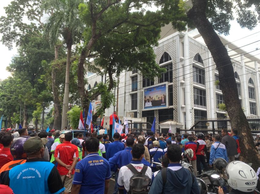 Tuntut Kenaikan Upah dan Pajak, Ratusan Buruh Geruduk Kantor DPRD Sumut