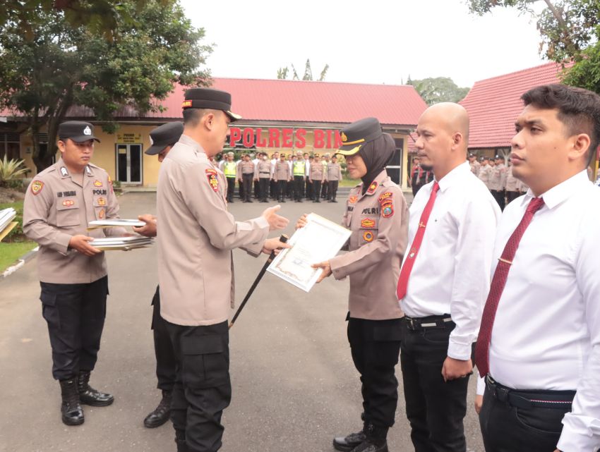 Kapolres Binjai Berikan Penghargaan Kepada 39 Personel Berprestasi