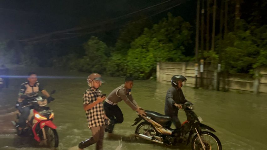 Polisi Hadir untuk Masyarakat: Ditsamapta Polda Sumut Turun Langsung Bantu Warga Hadapi Banjir