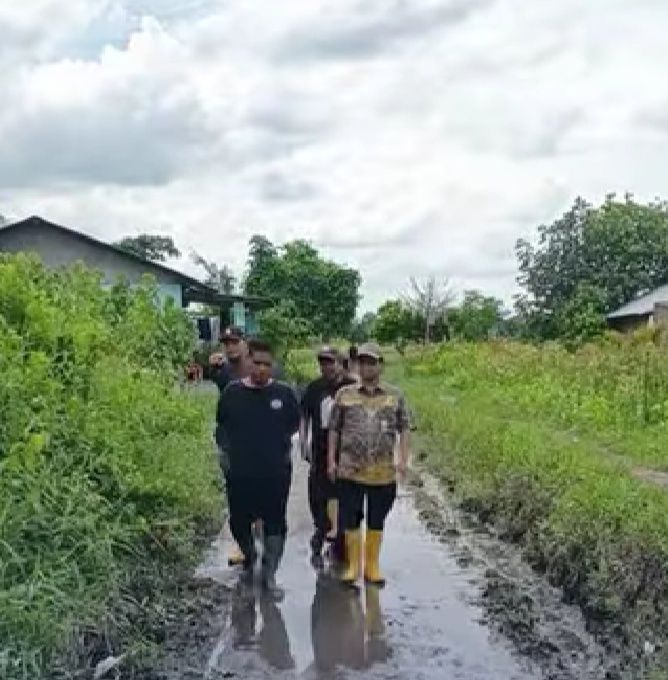 Plt SDABMBK Kota Medan Gibson Panjaitan Tinjau Perbaikan Tanggul di Jalan Situs Kota Cina