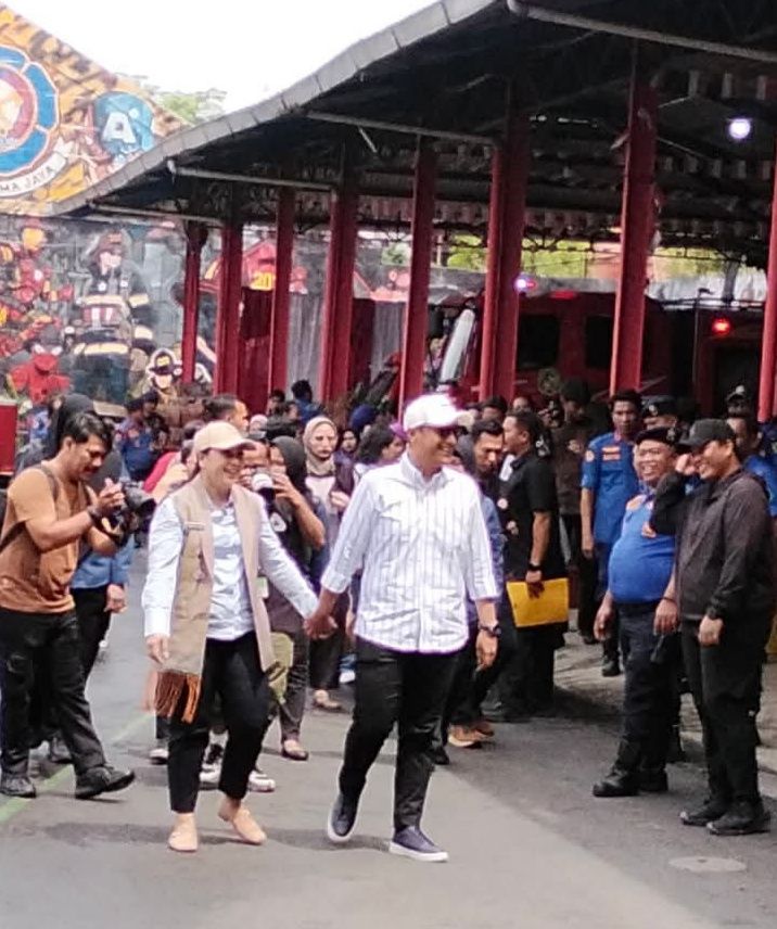 So Sweet! Rico Waas Gandeng Tangan Istri Perkenalkan Damkar Medan Kepada Anak Didik Sekolah Rakyat