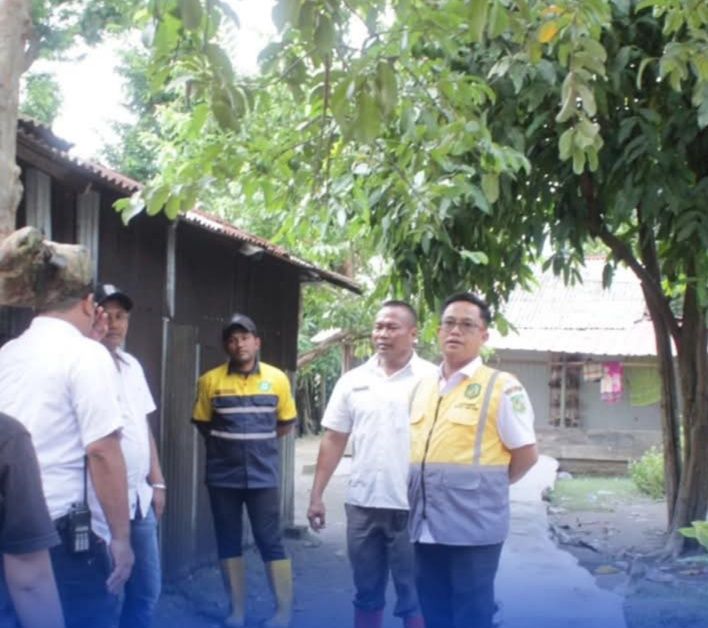 Plt SDABMBK Gibson Panjaitan Tinjau Tanggul Jebol di Kelurahan Pekan Labuhan