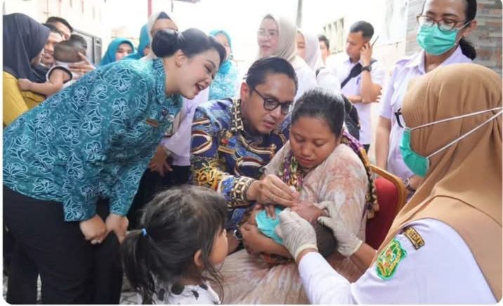 Rico Waas dan Airin Imunisasi Bayi dari Rumahnya Masing - masing