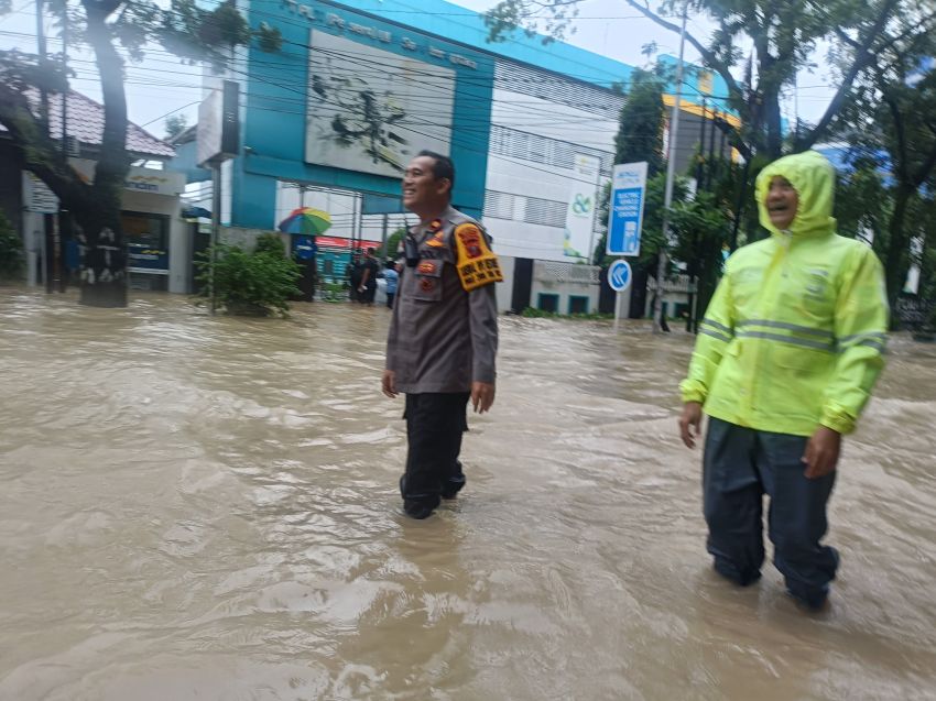 Medan Dikepung Banjir, Wakapolrestabes Rudy Silaen Turun ke Jalan Cek Kesiapan Evakuasi