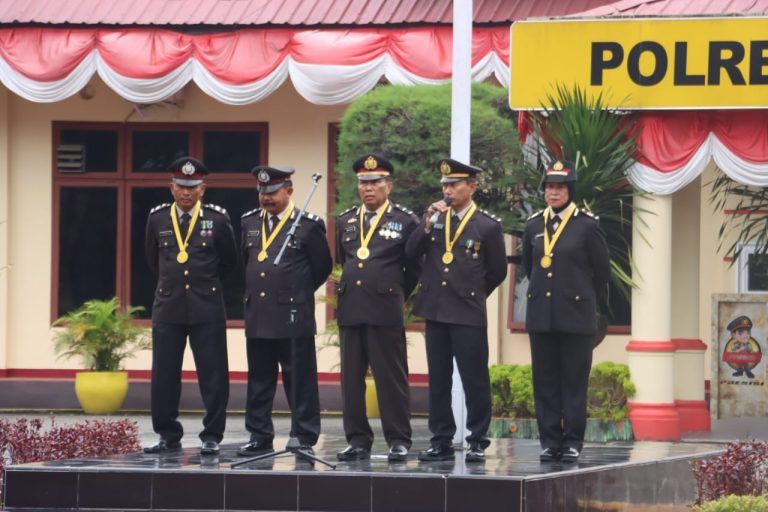 Kapolres Langkat Pimpin Upacara Kenaikan Pangkat Sekaligus Pelepasan Purna Tugas