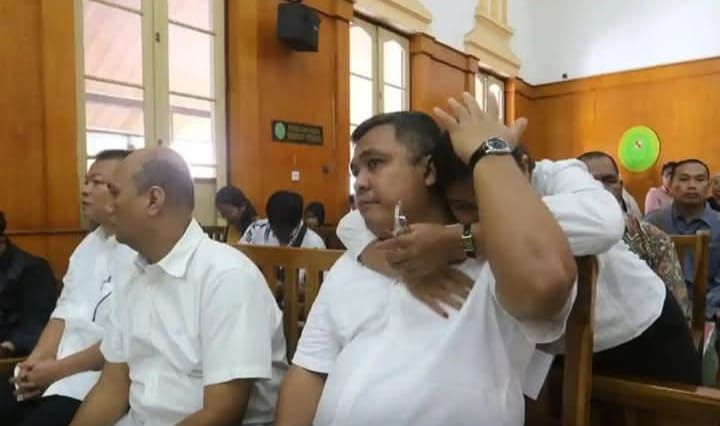 Mantan Kadis PUPR Sumut Topan Ginting Menangis saat Ikuti Sidang Perdana Korupsi Jalan